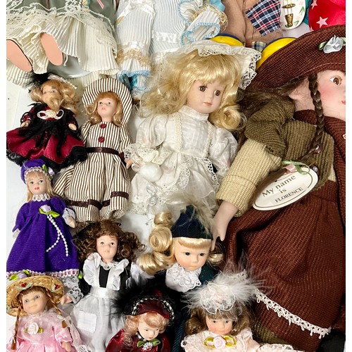 453 - LARGE QUANTITY CERAMIC HEAD DOLLS OF VARYING SIZES INC. 2 MUSICAL CLOWN FIGURES