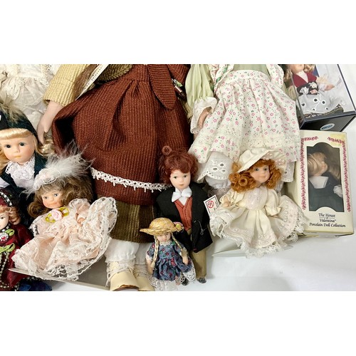 453 - LARGE QUANTITY CERAMIC HEAD DOLLS OF VARYING SIZES INC. 2 MUSICAL CLOWN FIGURES