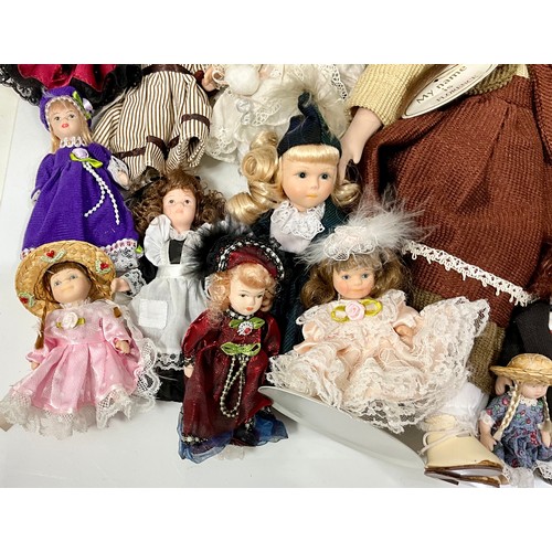 453 - LARGE QUANTITY CERAMIC HEAD DOLLS OF VARYING SIZES INC. 2 MUSICAL CLOWN FIGURES