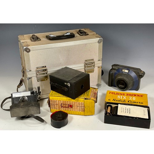 427 - MISC. VINTAGE CAMERAS INC. FOLDING BROWNIE SIX-20 IN ORIGINAL BOX, TOGETHER WITH A FUJIFILM INSTAX 1... 