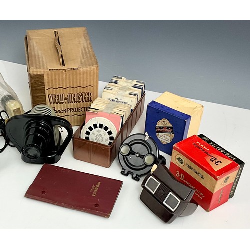 436 - BOXED VINTAGE 3D VIEW-MASTERS, A PROJECTOR T/W A QUANTITY OF SLIDE REELS AND STORAGE ALBUM