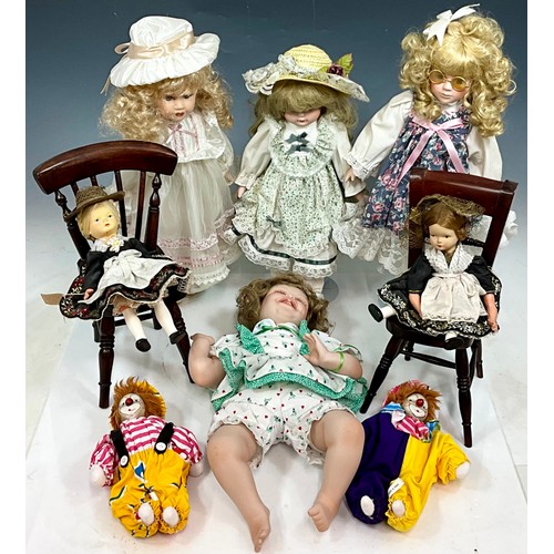 459 - COLLECTION OF UNBOXED PORCELAIN HEAD DOLLS INC. WELSH DOLLS IN MINIATURE CHAIRS AND BOXED CLOWNS