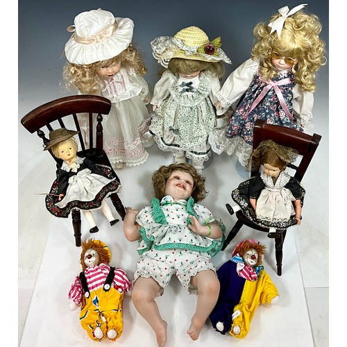 459 - COLLECTION OF UNBOXED PORCELAIN HEAD DOLLS INC. WELSH DOLLS IN MINIATURE CHAIRS AND BOXED CLOWNS