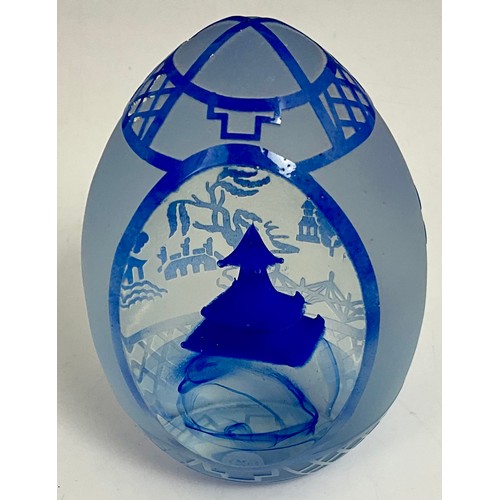 76 - HELEN MACDONALD C2003 A CAITHNESS 'WILLOW' PATTERN PAPERWEIGHT, OF OVIFORM SHAPE ENCLOSING A CHINESE... 