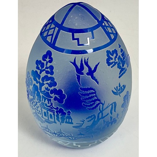 76 - HELEN MACDONALD C2003 A CAITHNESS 'WILLOW' PATTERN PAPERWEIGHT, OF OVIFORM SHAPE ENCLOSING A CHINESE... 