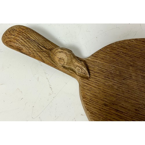 89 - CHEESEBOARD WITH CARVED MOUSE APP. SIZE 37cm POSSIBLY ROBERT THOMPSON MOUSEMAN