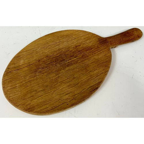 89 - CHEESEBOARD WITH CARVED MOUSE APP. SIZE 37cm POSSIBLY ROBERT THOMPSON MOUSEMAN