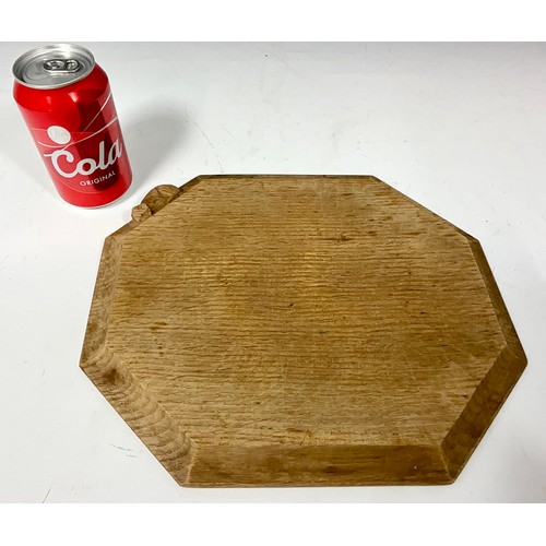 90 - A CARVED OAK OCTAGONAL CHEESEBOARD WITH MOUSE. POSSIBLY ROBERT MOUSEMAN THOMPSON