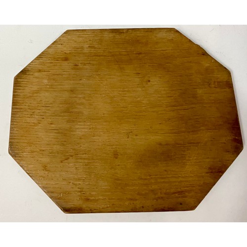 90 - A CARVED OAK OCTAGONAL CHEESEBOARD WITH MOUSE. POSSIBLY ROBERT MOUSEMAN THOMPSON