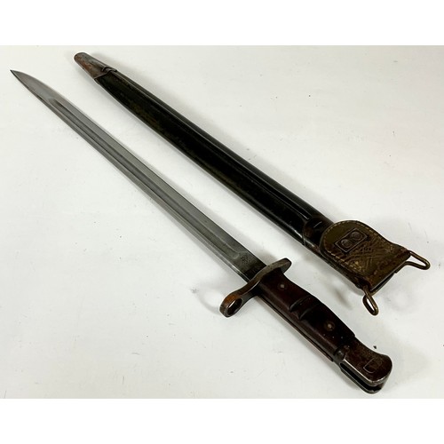 133 - US WWI REMINGTON BAYONET WITH WOODEN GRIP AND LEATHER SCABBARD, STAMPED 1913, BLADE APPROX. 43 cm