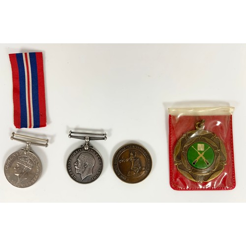 160 - WWI WAR MEDAL 986 PTE. E. TOMLINS, MIDD’X R. WWII WAR MEDAL IN BOX WITH RIBBONS, SHOOTING MEDAL AND ... 