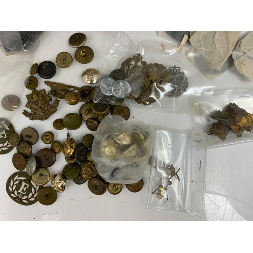 152 - MIXED CLOTH BAGES INC MILITARY, BADGES & BUTTONS ETC