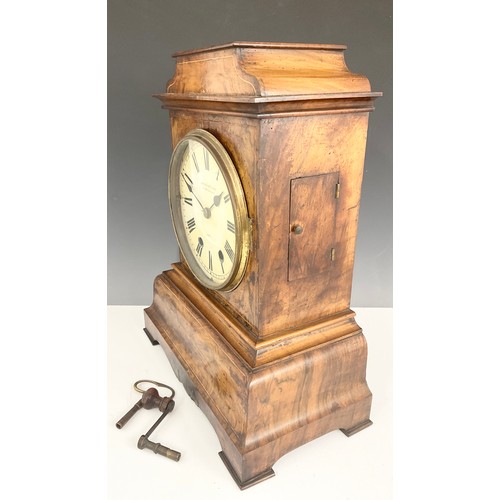 191 - WALNUT BRACKET CLOCK BY CAMERER KUSS AND CO, NEW OXFORD STREET, LONDON HAVING EIGHT-DAY MOVEMENT AND... 