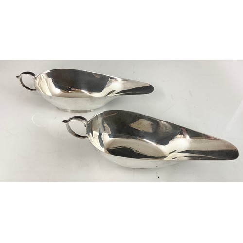 257 - CASED SET OF HALLMARKED SILVER STYLISH SAUCE / GRAVY BOATS 133g