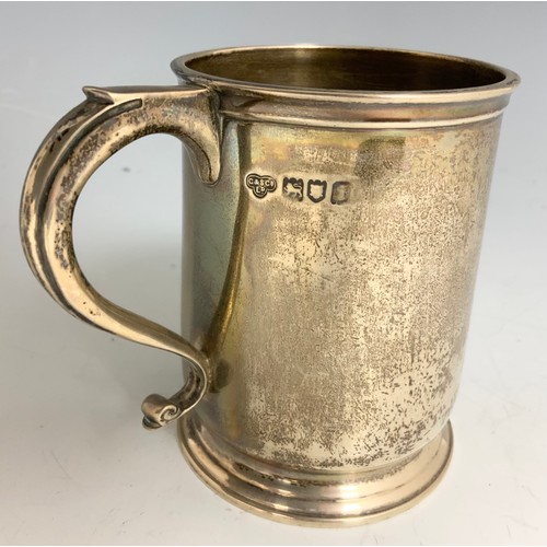 301 - HALLMARKED GOLDSMITH & SILVERSMITHS LONDON  SILVER TANKARD 9cm TALL 200g