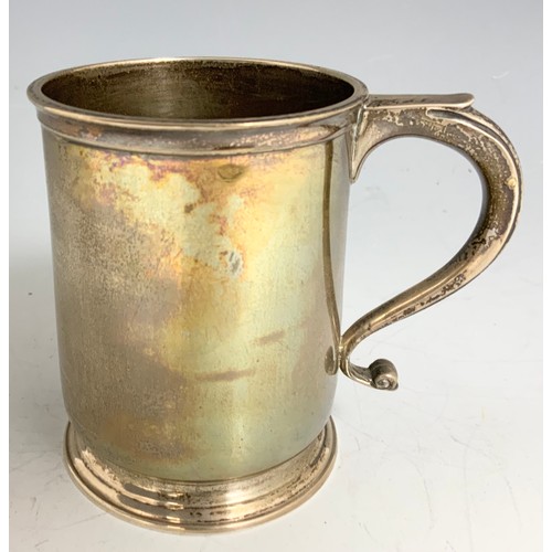 301 - HALLMARKED GOLDSMITH & SILVERSMITHS LONDON  SILVER TANKARD 9cm TALL 200g