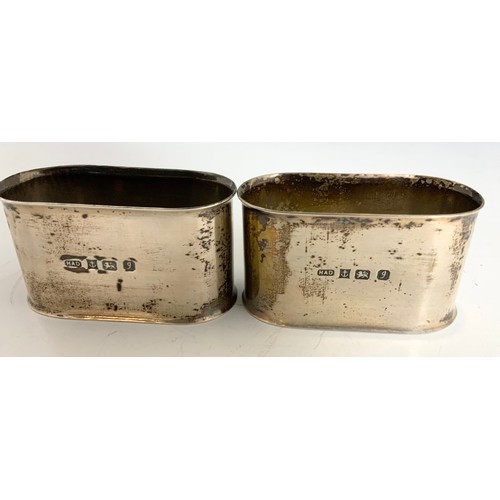 283 - A GOOD QUALITY PAIR OF SILVER SERVIETTE RINGS EACH WITH A 9ct GOLD CARTOUCHE (NOT INSCRIBED) AND 3 O... 