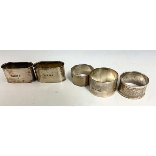 283 - A GOOD QUALITY PAIR OF SILVER SERVIETTE RINGS EACH WITH A 9ct GOLD CARTOUCHE (NOT INSCRIBED) AND 3 O... 