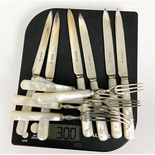 335 - CASED SET OF HALLMARKED A E POSTON  SHEFFIELD SILVER KNIVES & FORKS  WITH MOP HANDLES 300g GROSS