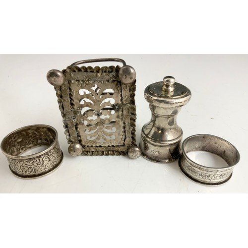 313 - HALLMARKED SILVER 5 BAR TOAST RACK, 2 SERVEITTE RINGS & A  PEPPER GRINDER 321g GROSS