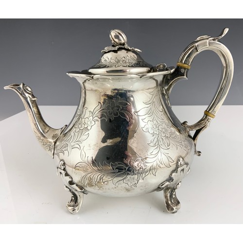 376 - AN EARLY VICTORIAN SILVER TEAPOT, THE HINGED DOMED COVER WITH ACORN AND OAK LEAF FINIAL, THE BODY HA... 