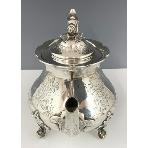 376 - AN EARLY VICTORIAN SILVER TEAPOT, THE HINGED DOMED COVER WITH ACORN AND OAK LEAF FINIAL, THE BODY HA... 