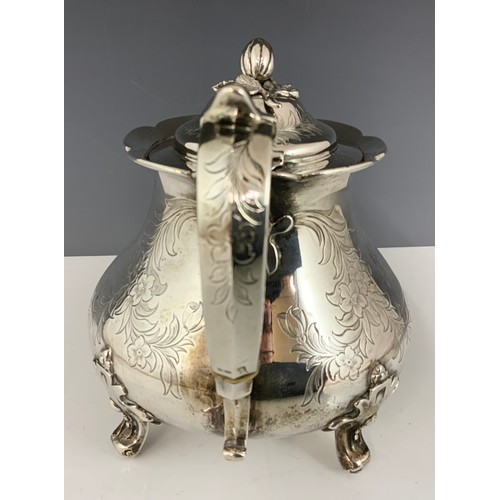 376 - AN EARLY VICTORIAN SILVER TEAPOT, THE HINGED DOMED COVER WITH ACORN AND OAK LEAF FINIAL, THE BODY HA... 