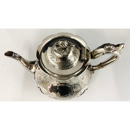 376 - AN EARLY VICTORIAN SILVER TEAPOT, THE HINGED DOMED COVER WITH ACORN AND OAK LEAF FINIAL, THE BODY HA... 