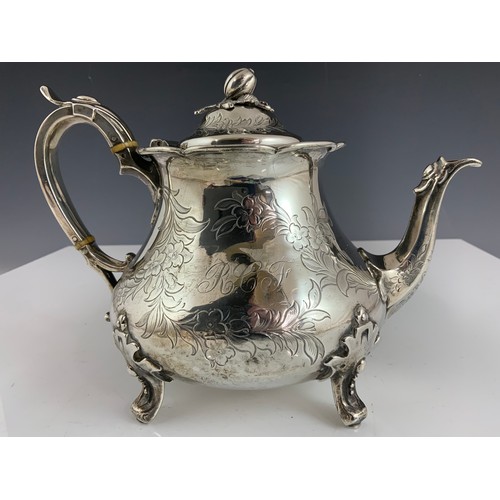 376 - AN EARLY VICTORIAN SILVER TEAPOT, THE HINGED DOMED COVER WITH ACORN AND OAK LEAF FINIAL, THE BODY HA... 