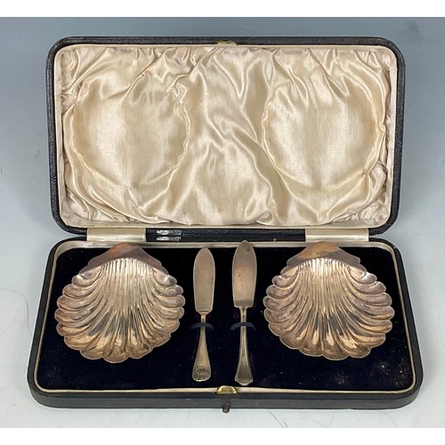 270 - PR. SILVER SCALLOP SHELL BUTTER DISHES WITH BUTTER KNIVES IN FITTED PRESENTATION CASE, APPROX. 81g