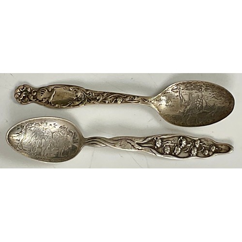 232 - 2 MEXICAN STERLING SPOONS WITH ENGRAVED DECORATION TO BOWLS APPROX. 55g TOGETHER WITH A SET OF 4 ALV... 