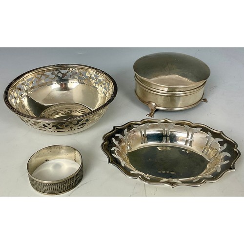 271 - MISC. SILVER INC. ROUND SILVER TRINKET BOX WITH HINGED COVER, PIERCED OVAL AND ROUND DISHES AND A SI... 