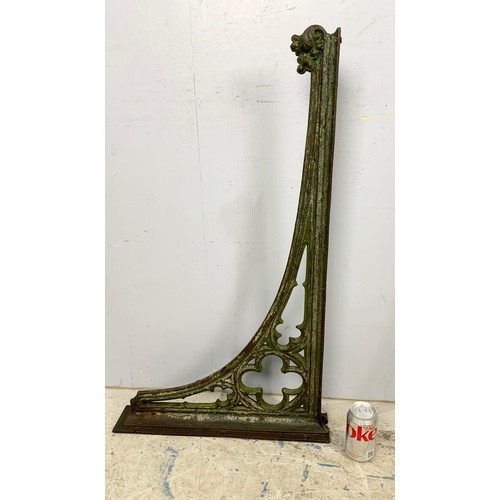 493 - 2 LARGE ORNATE CAST IRON SUPPORT BRACKETS 86cm x 51cm