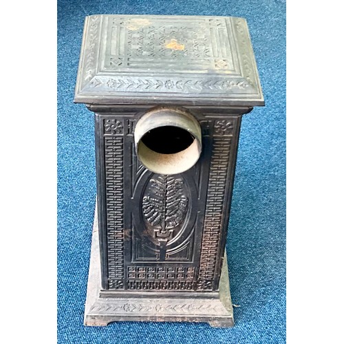 494 - HEAVY CAST IRON FIRE STOVE WOOD BURNER. SOME CRACKING TO BASE. 73cm HIGH