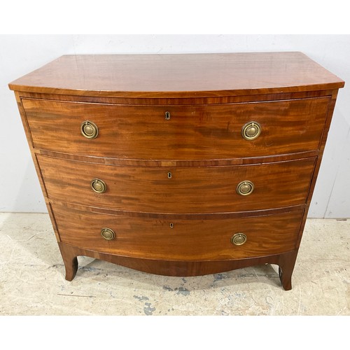 577 - GEORGIAN MAHOGANY BOW FRONT CHEST OF THREE LONG DRAWERS ON SPLAYED BRACKET FEET WIDTH 98cm