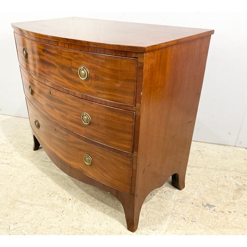 577 - GEORGIAN MAHOGANY BOW FRONT CHEST OF THREE LONG DRAWERS ON SPLAYED BRACKET FEET WIDTH 98cm