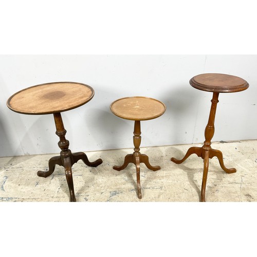 600 - THREE VARIOUS ROUND TOP OCCASIONAL TABLES TALLEST 60cm