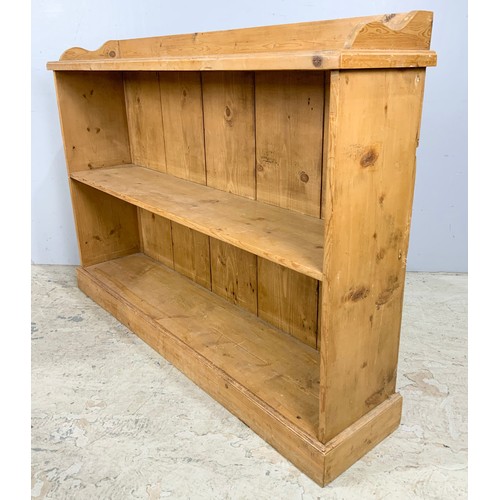 573 - STRIPPED PINE SET OF BOOKSHELVES WIDTH 143cm