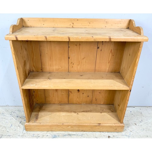 588 - STRIPPED PINE SET OF BOOKSHELVES WIDTH 98cm