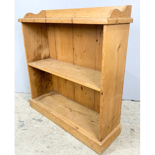 588 - STRIPPED PINE SET OF BOOKSHELVES WIDTH 98cm