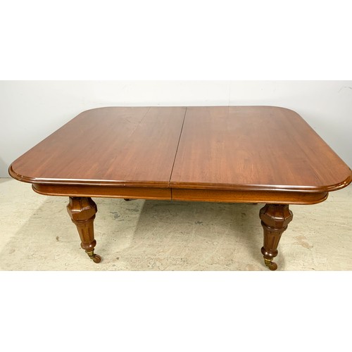 660 - MASSIVE VICTORIAN MAHOGANY DINING TABLE WITH FACETED BALUSTER LEGS AND THREE LEAVES 295cm X 133cm EX... 