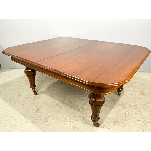 660 - MASSIVE VICTORIAN MAHOGANY DINING TABLE WITH FACETED BALUSTER LEGS AND THREE LEAVES 295cm X 133cm EX... 