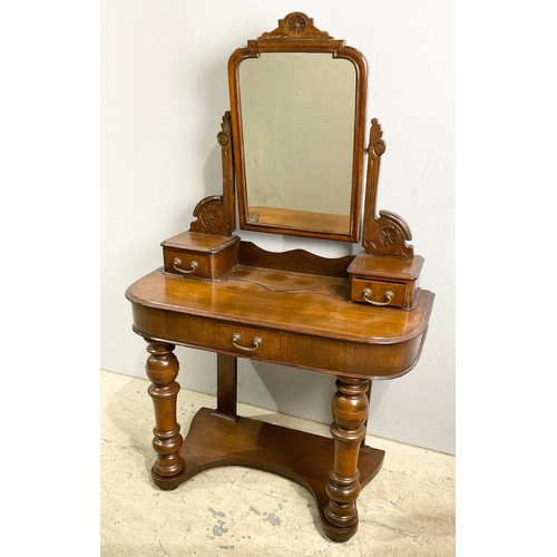 606 - VICTORIAN MAHOGANY DRESSING TABLE