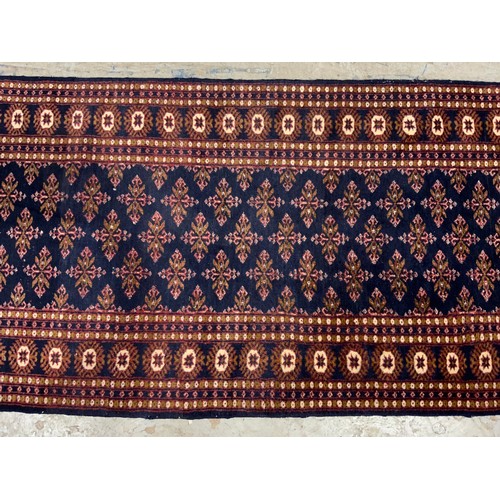 685 - BLUE GROUND RUNNER 276cm x 96cm