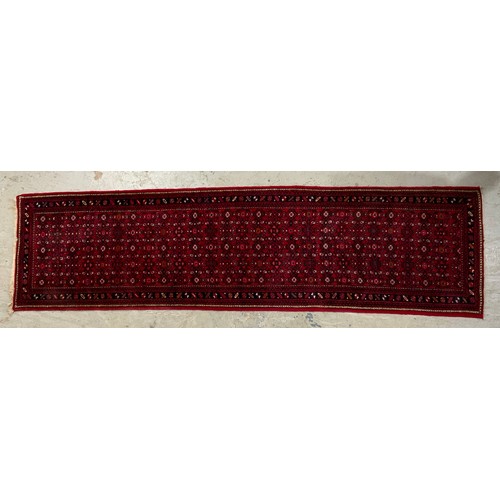 683 - GOOD QUALITY RED GROUND RUNNER 307cm x  78cm