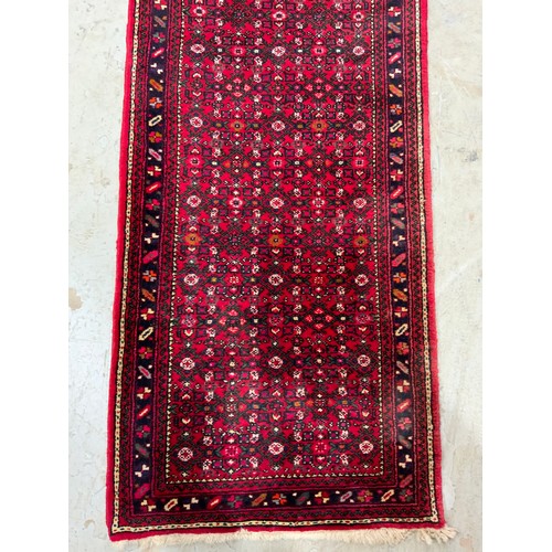 683 - GOOD QUALITY RED GROUND RUNNER 307cm x  78cm