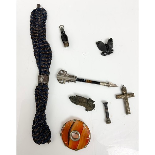 472 - COLLECTABLE JEWELLERY INC WHITBY JET, HARDSTONE BROOCH ETC