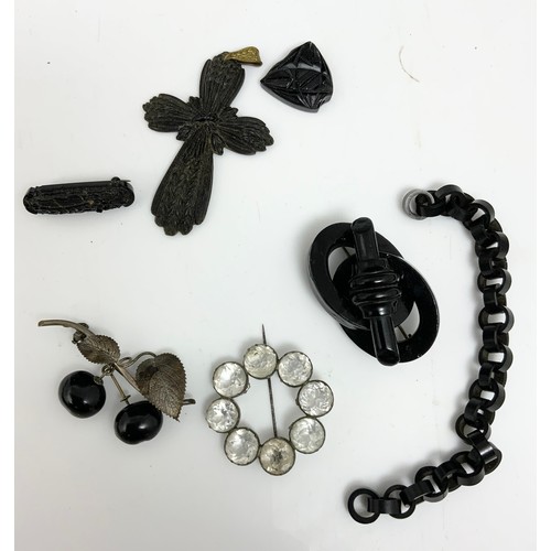 472 - COLLECTABLE JEWELLERY INC WHITBY JET, HARDSTONE BROOCH ETC