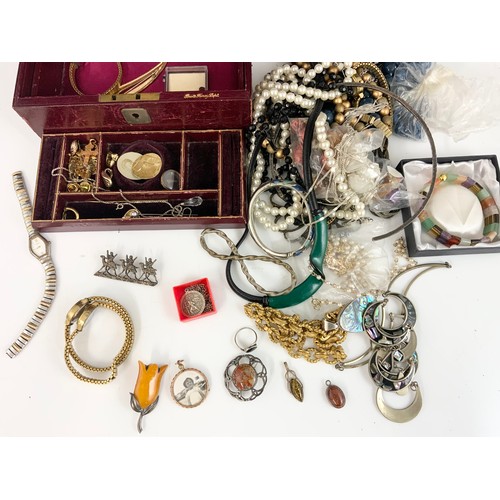 478 - JEWELLERY BOX AND CONTENTS TOGETHER WITH COSTUME JEWELLERY