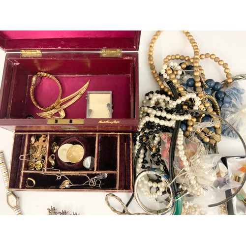 478 - JEWELLERY BOX AND CONTENTS TOGETHER WITH COSTUME JEWELLERY